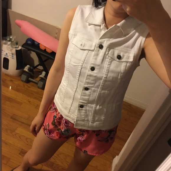 White Jean Vest with Buttons - Picture 2 of 6